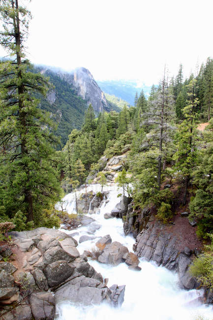 Fiume roccioso nel Parco Nazionale dello Yosemite — Foto stock