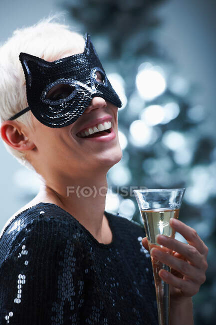 Donna che indossa una maschera da gatto — Foto stock