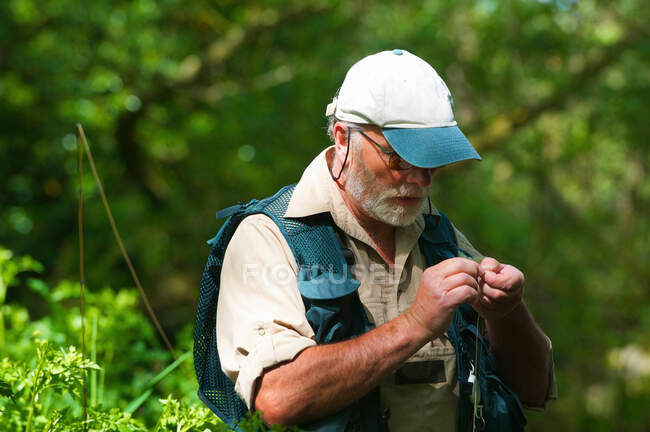 Pescador amarrando na mosca — Fotografia de Stock