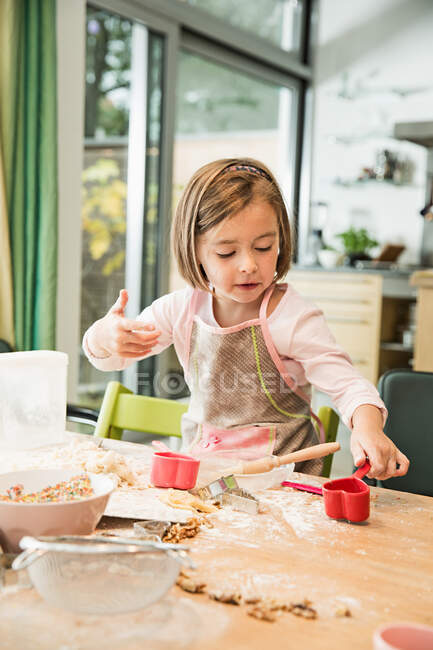 Дівчина випічка на кухні — стокове фото