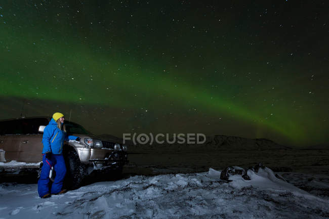 Caminhante admirando aurora boreal — Fotografia de Stock