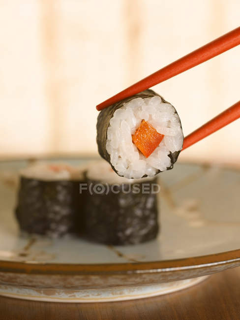 Palillos con sushi - foto de stock