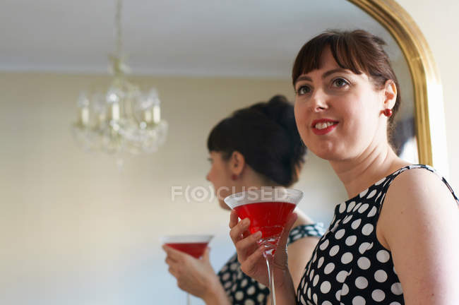 Mulher bebendo coquetel por espelho, foco seletivo — Fotografia de Stock