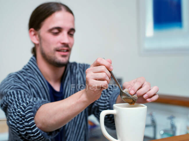 Man making cup of tea in kitchen — Stock Photo