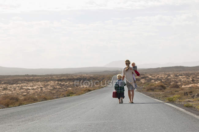 Mère et enfants sur la route rurale — Photo de stock