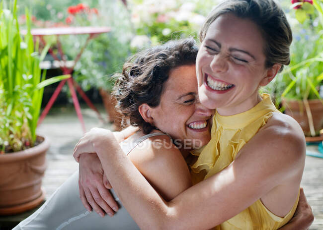 Due donne che si abbracciano sul balcone — Foto stock