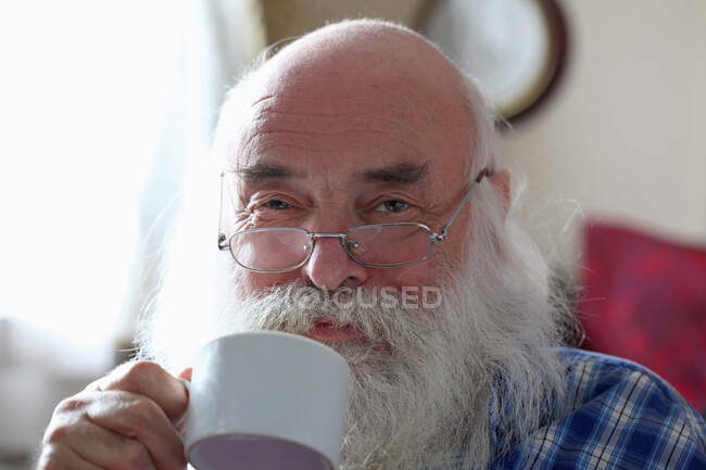 Uomo anziano che beve tè — Foto stock