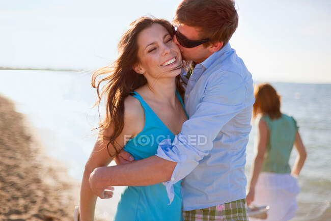 Coppia baci sulla spiaggia — Foto stock