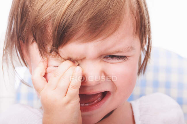 Primo piano della bambina che piange — Foto stock