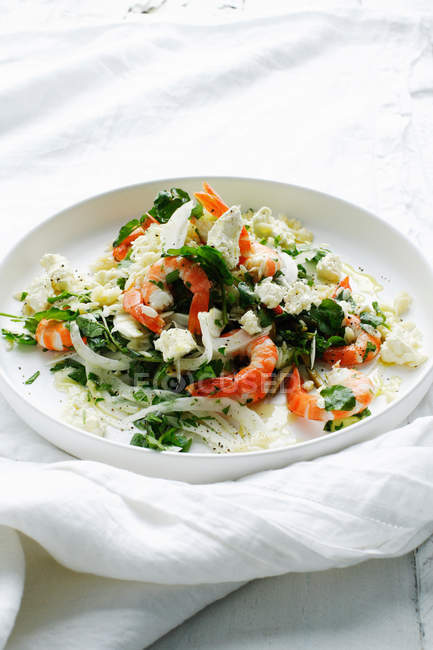 Teller Garnelensalat auf weißer Tischdecke — Stockfoto