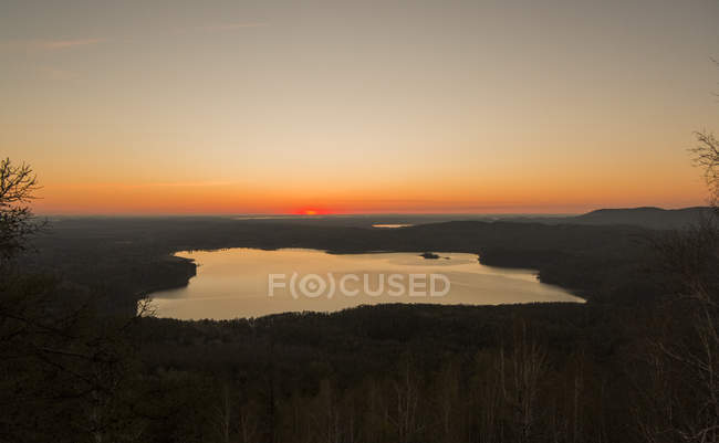 Vista aérea do céu por do sol refletindo na água do lago — Fotografia de Stock