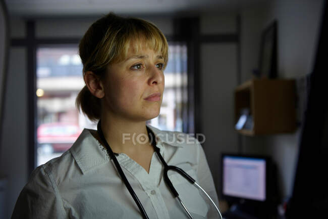 Médico olhando para a tela no escritório — Fotografia de Stock