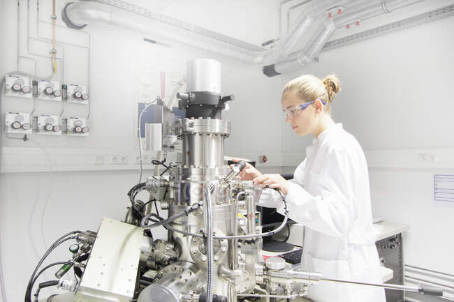 Technician working in optical laboratory — Stock Photo