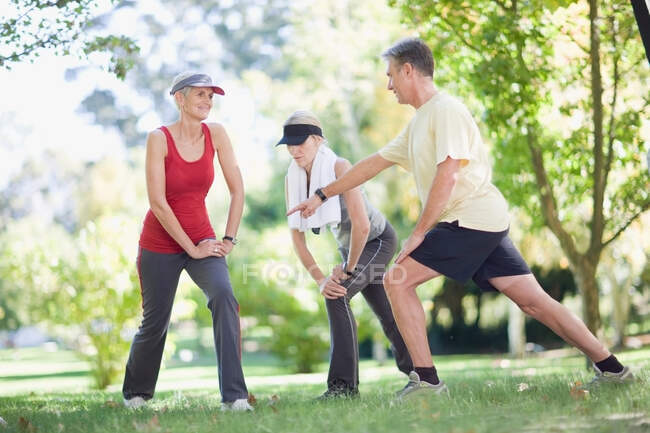 Pessoas se exercitando juntas ao ar livre — Fotografia de Stock