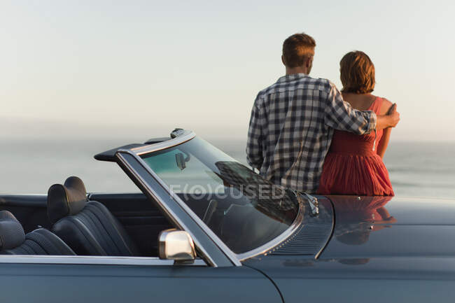 Couple vue admirative sur cabriolet — Photo de stock