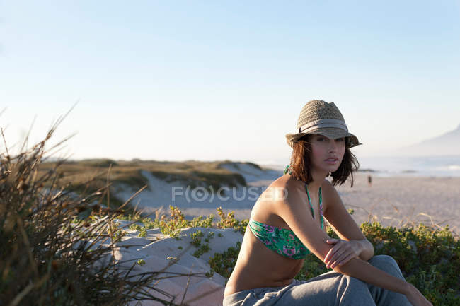 Портрет дівчини, що сидить у дюнах — стокове фото