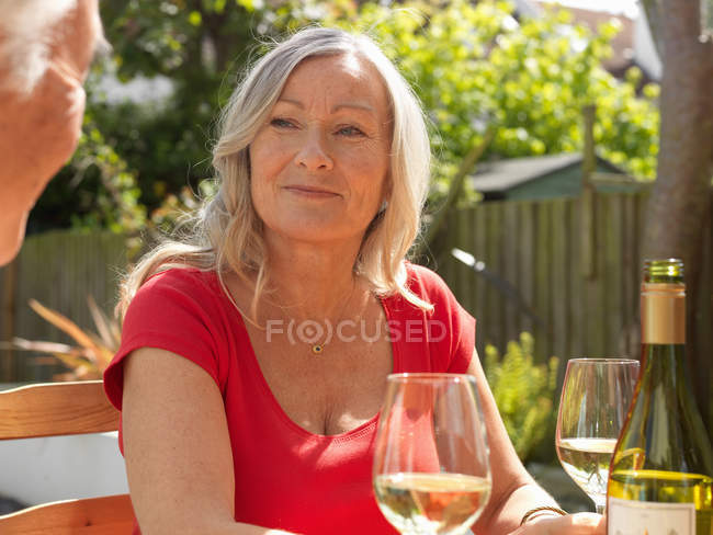 Older couple drinking wine together — Stock Photo