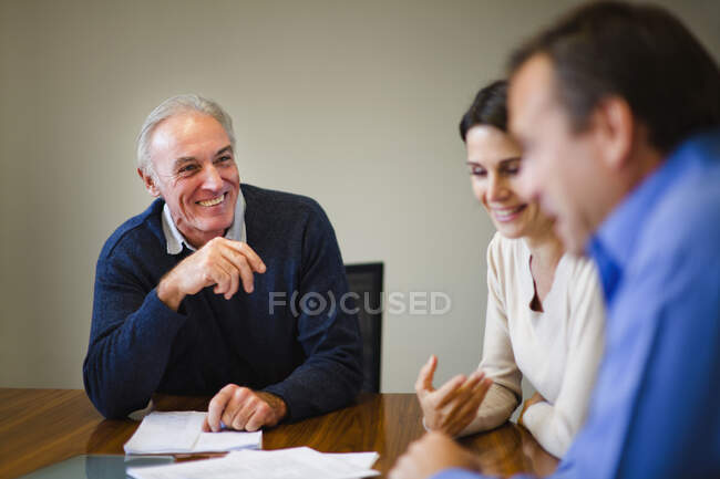 Gente de negocios hablando en reunión - foto de stock