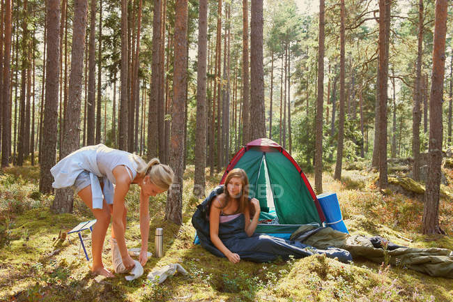 Frauen bauen Zeltplatz im Wald auf — Stockfoto