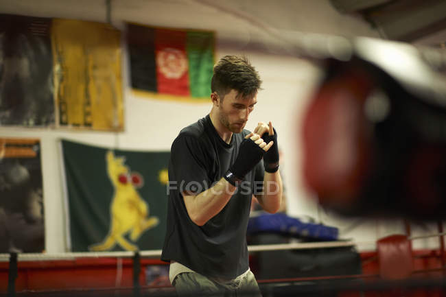 Boxer praticando no ringue de boxe — Fotografia de Stock