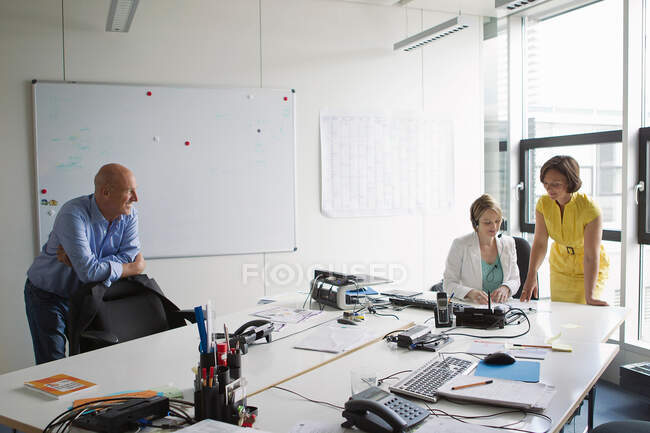 Бизнес-люди, работающие в офисе — стоковое фото
