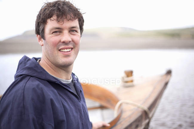 Retrato del hombre sonriendo hacia la cámara, Gales, Reino Unido - foto de stock