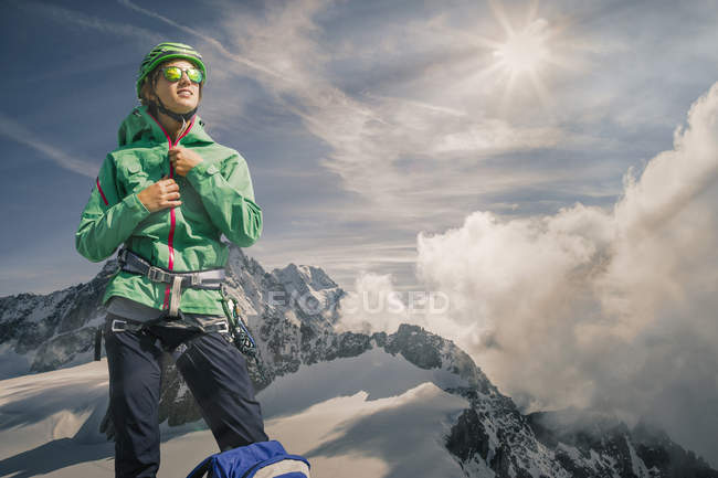 Escaladora preparándose para una escalada, Mont Blanc, Chamonix, Francia - foto de stock