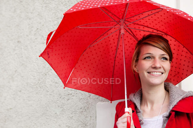 Porträt einer Frau mit Regenschirm — Stockfoto