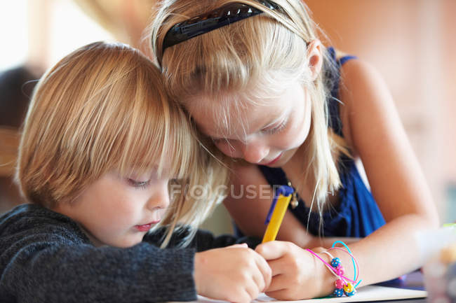 Bambini che disegnano all'interno, concentrarsi sul primo piano — Foto stock