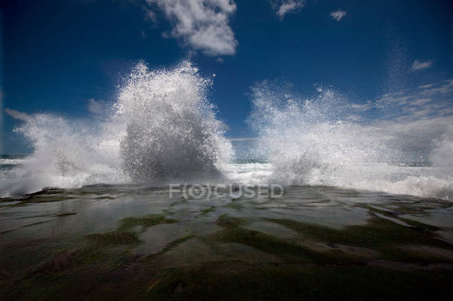 Волны разбиваются на пляже — стоковое фото