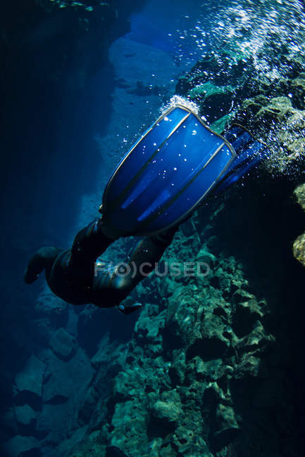 Gros plan sur les nageoires des plongeurs sous l'eau — Photo de stock