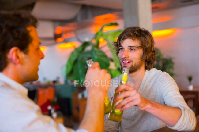Due uomini con bottiglie di birra — Foto stock