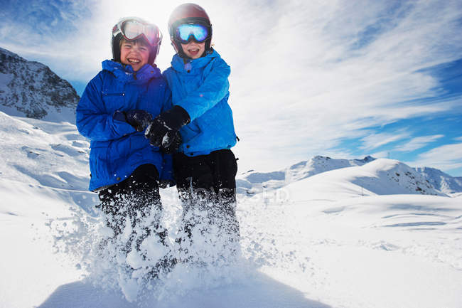 Bambini che giocano insieme nella neve in inverno — Foto stock