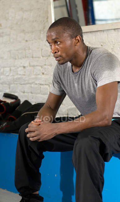 Athlète en sueur se reposant dans la salle de gym — Photo de stock