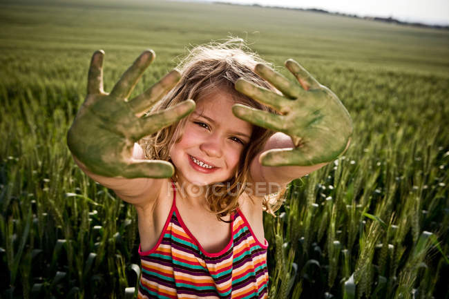 Menina com as mãos verdes pintadas — Fotografia de Stock
