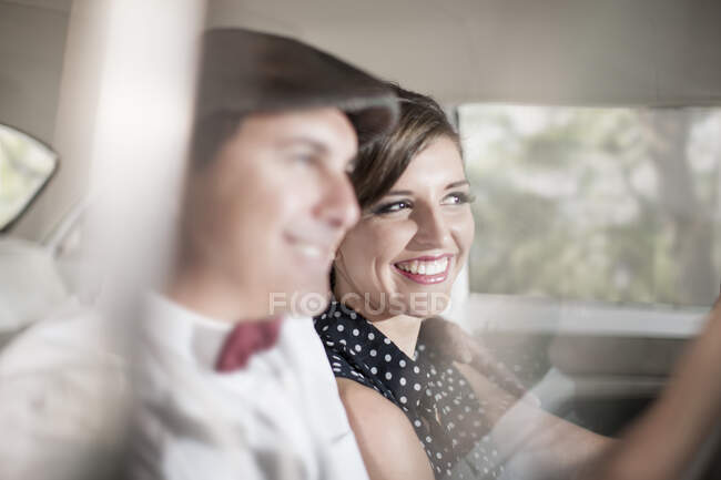 Close up de casal no carro vintage — Fotografia de Stock