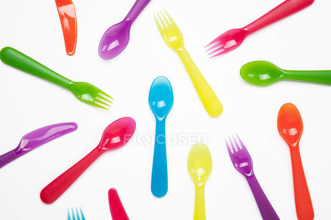 Facas plásticas coloridas, garfos, colheres — Fotografia de Stock