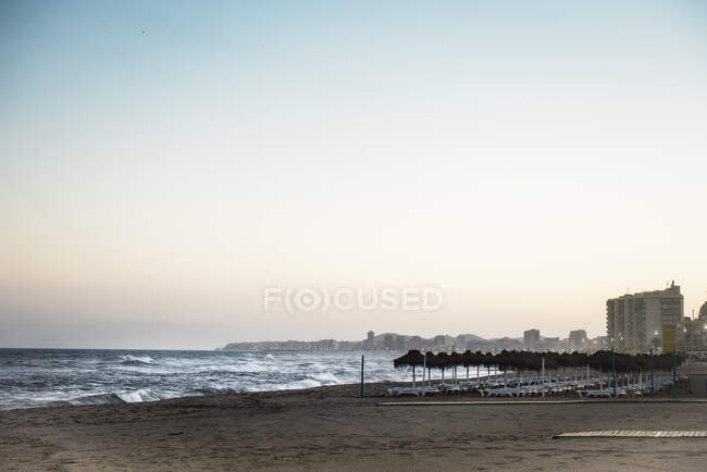 Chaises longues sur la plage, Torreblanca, Fuengirola, Espagne — Photo de stock