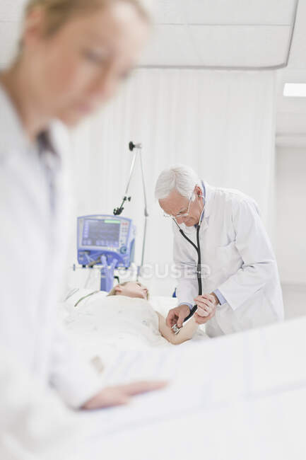 Doctor tending to patient in hospital — Stock Photo