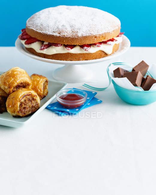 Pastel con baklava y chocolate en la mesa - foto de stock
