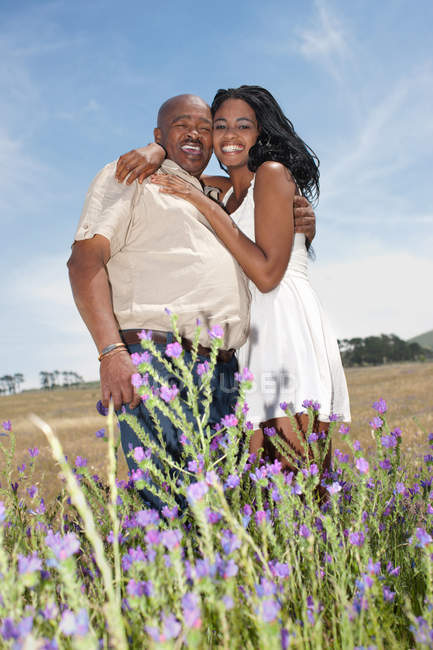 Pai e filha abraçando ao ar livre — Fotografia de Stock