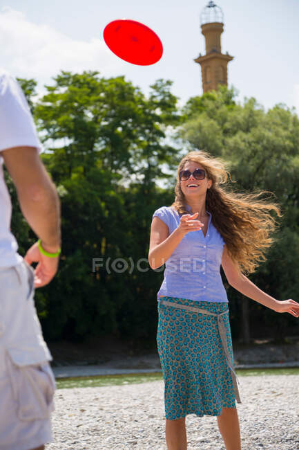 Взрослая пара, играющая с летающим диском — стоковое фото