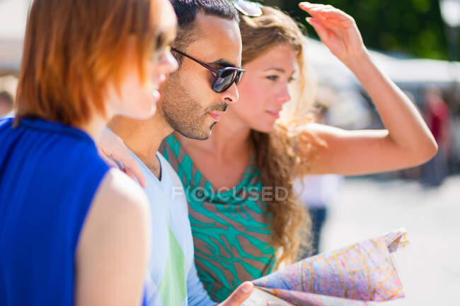 Friends with a map — Stock Photo