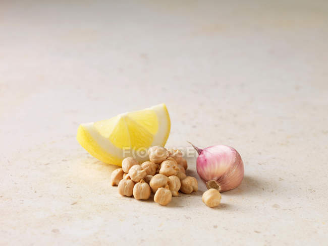 Lemon, chickpeas and garlic — Stock Photo