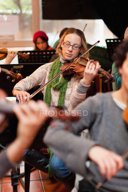 Geigenspieler übt mit der Gruppe — Stockfoto