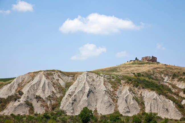 Кам'яні руїни на скелястому схилі пагорба — стокове фото