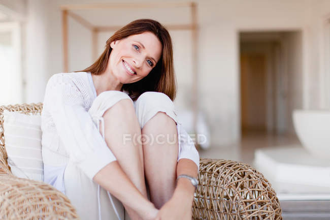 Mujer mayor relajándose en sillón - foto de stock