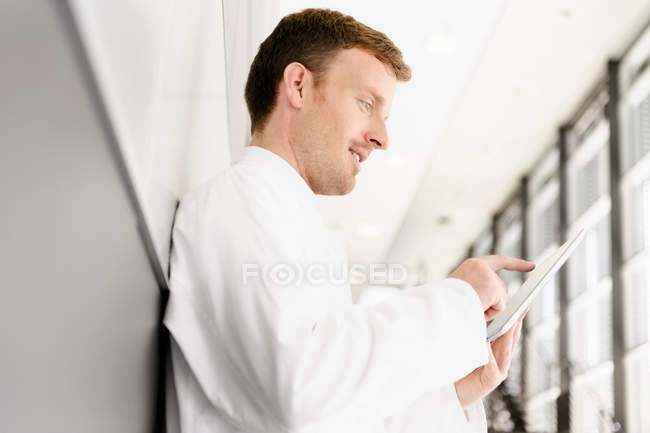 Médecin utilisant un ordinateur tablette — Photo de stock