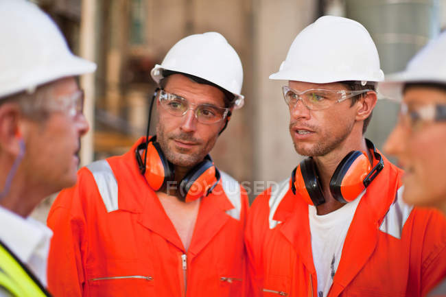Робітники, що йдуть на нафтопереробному заводі — стокове фото