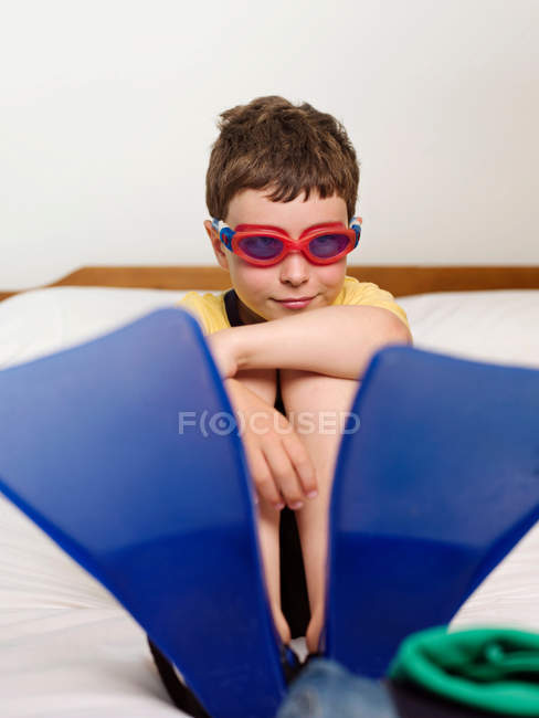 Мальчик в очках и ластах — стоковое фото